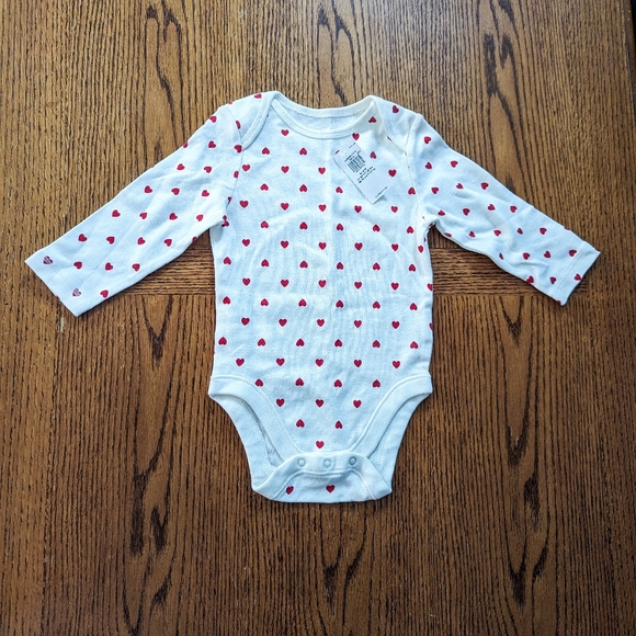 ✨ 3/$15 NWT Old Navy 6-12M Heart Bodysuit - Picture 1 of 2